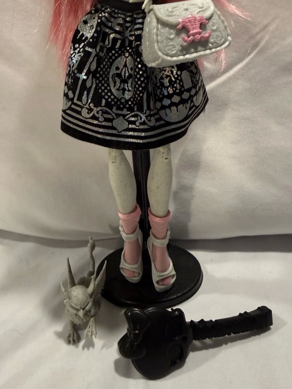 Monster High Rochelle Goyle Doll Creeproduction / Original Outfit w/ Pet Roux - Picture 4 of 4